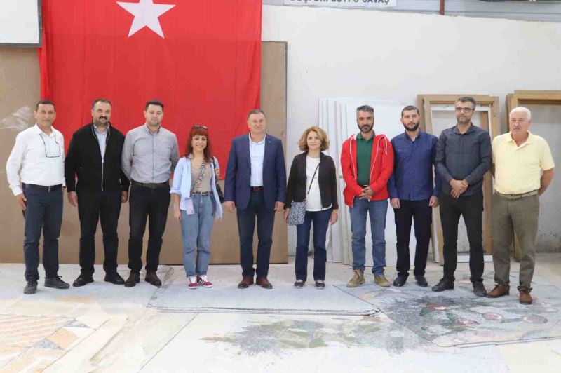 BAŞKAN SAVAŞ “ORTAK VAROLUŞ” MOZAİĞİNİ ATÖLYEDE İNCELEDİ