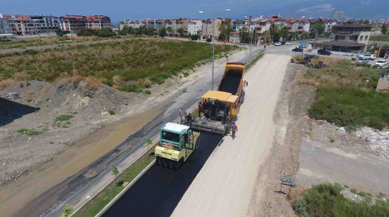 HBB KARAAĞAÇ UĞUR MUMCU CADDESİ’NDEKİ YENİ YOLDA ASFALT ÇALIŞMASI BAŞLATTI