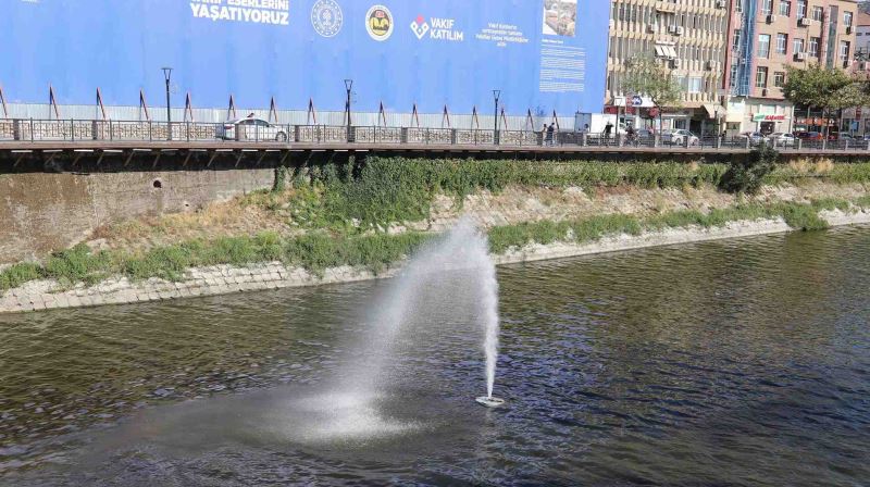 ASİ NEHRİ’NE BALIKLAR İÇİN SUYU HAVALANDIRAN FISKİYELER MONTE EDİLDİ