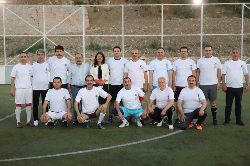 A. HATAYSPOR KULÜP BAŞKANI TAZEARSLAN SAHAYA ÇIKTI