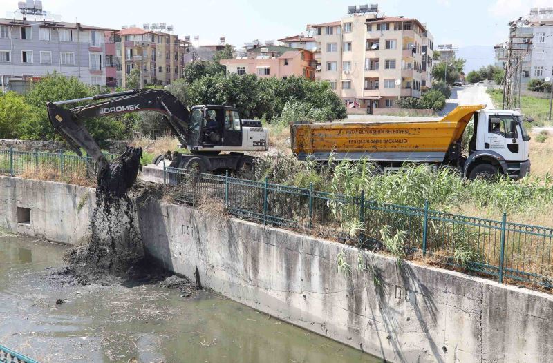 HBB 165 MAHALLEDE 520 DERE VE YAĞMUR SUYU KANAL TEMİZLİĞİ YAPTI