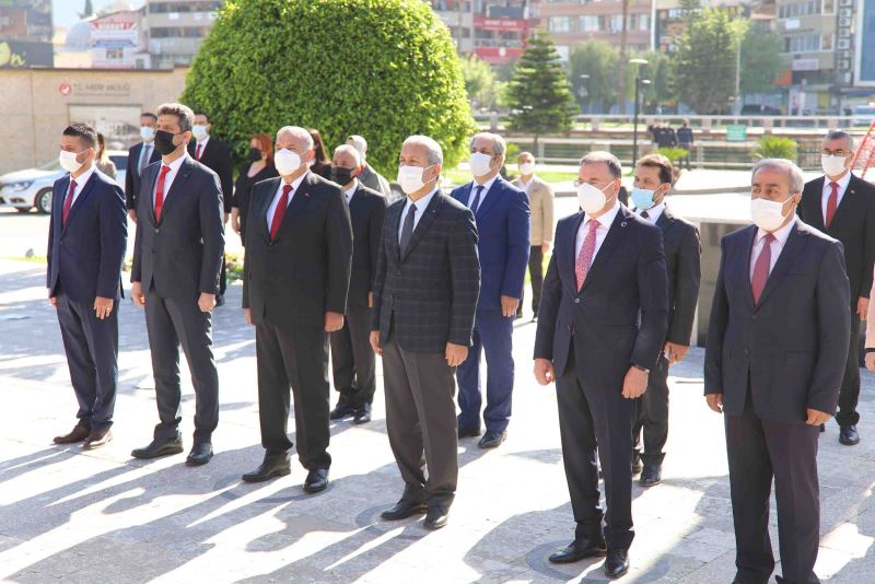 HBB BAŞKANI SAVAŞ 23 NİSAN İÇİN DÜZENLENEN TÖRENE KATILDI