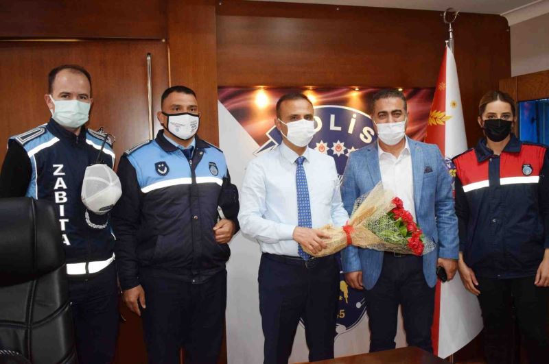 HBB’DEN POLİSLERE KARANFİLLİ KUTLAMA