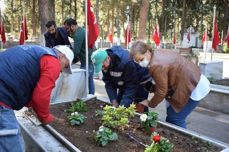 HBB İSKENDERUN’DAKİ ŞEHİT MEZARLARINI ÇİÇEK BAHÇESİNE DÖNÜŞTÜRDÜ