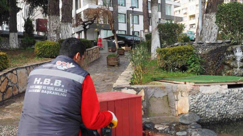 HBB’DEN ATATÜRK PARKI’NA SOSYAL MESAFE BANKLARI