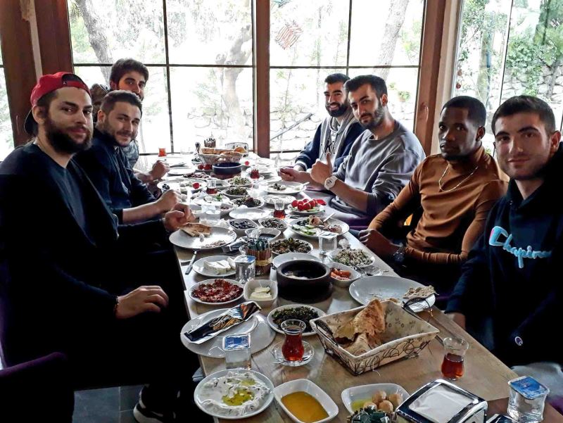 HATAY BÜYÜKŞEHİR BELEDİYESPORLU VOLEYBOLCULAR GALİBİYETİ KUTLADI