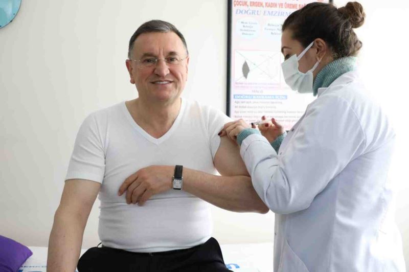 BAŞKAN SAVAŞ KORONAVİRÜS AŞISI YAPTIRDI