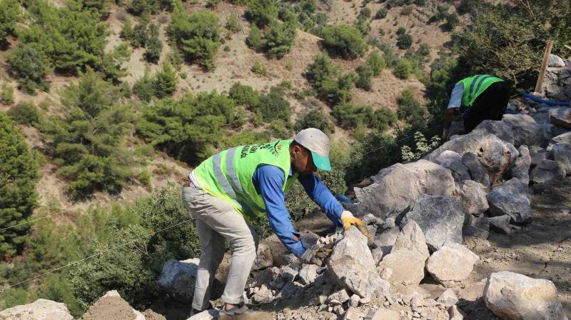 TEHLİKE ARZ EDEN BÖLGELERDE TAŞ DUVAR VE KORKULUK ÇALIŞMALARI DEVAM EDİYOR