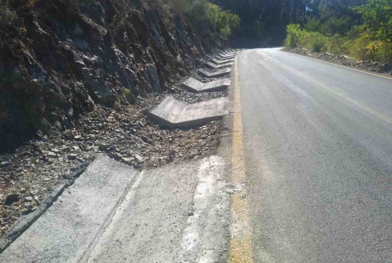 GÜZELYAYLA MAHALLESİ YAĞMUR SUYU KANALINA KAVUŞUYOR