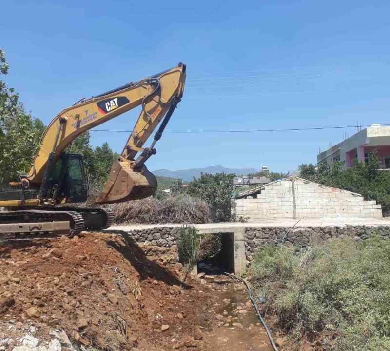HASSA’DA DERE TEMİZLİĞİ ÇALIŞMALARI DEVAM EDİYOR