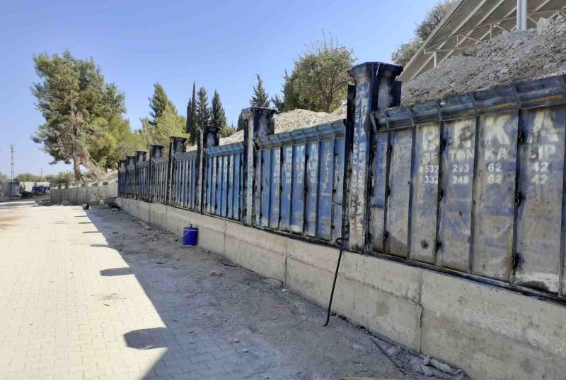 MEZARLIK DUVARLARI YENİLENİYOR
