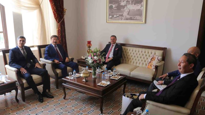 BAŞKAN SAVAŞ BÜYÜKELÇİLERİ MAKAMINDA AĞIRLADI