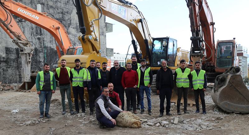 Cedit’te yıkım kurban kesimiyle başladı