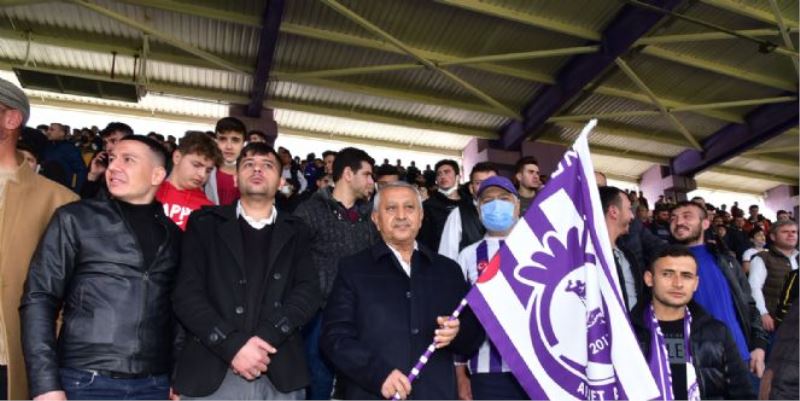 ZEYBEK BAŞKAN MAÇLARI TARAFTARLARLA BİRLİKTE İZLİYOR