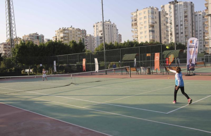 Büyükşehir, miniklerin tenis sevgisini turnuvaya dönüştürdü