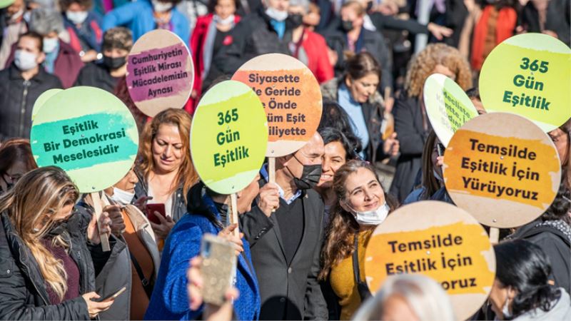Soyer: “Cesur kadınlarsınız, yürüyün yanınızdayım”