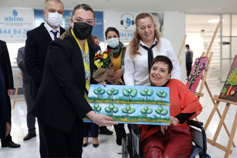 Ayşe’nin hayalleri ayaklarıyla tuval oldu