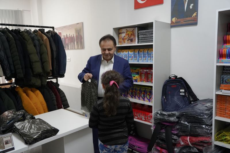 BAŞKAN AMCALARINDAN ÇOCUKLARA KIRTASİYE MALZEMESİ VE ÇANTA