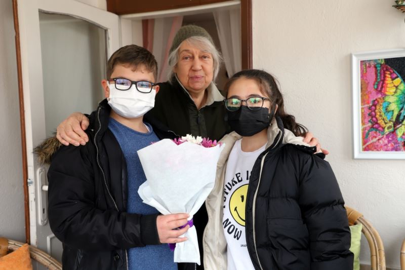 Emekli Öğretmen Kitaplarını Çocuklar İçin Bağışladı