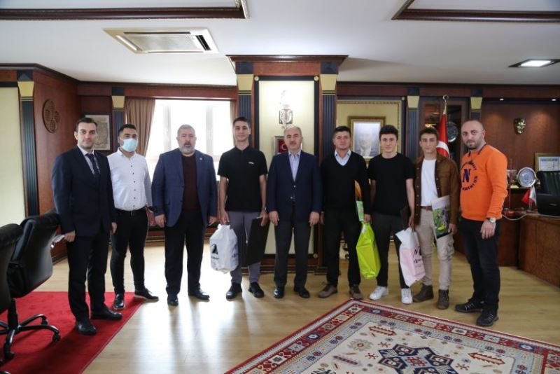 BAŞKAN RAHMİ METİN’DEN DERECEYE GİRENLERE ÖDÜL…