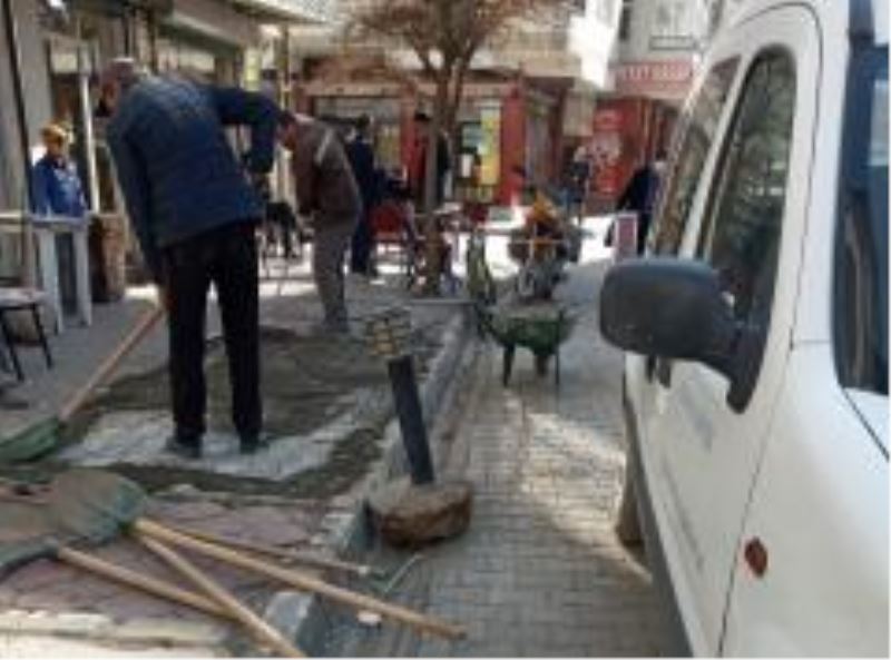 Deforme Olan Kaldırım Taşları Yenileniyor