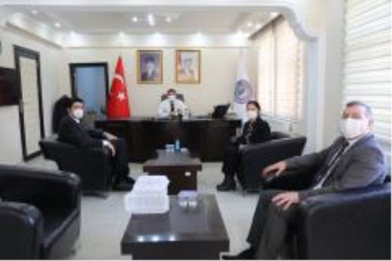 Gençlik ve Spor Bakanlığı Personel Planlama ve Raporlama Daire Başkanı M. Ahmet Serdar Çoban, Vali/Belediye Başkan V. Sayın H. Engin Sarıibrahim’i makamında ziyaret etti