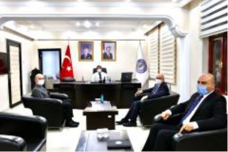 Vakıfbank Doğu Anadolu Bölge Müdürü Engin Özcan, Vali/Belediye Başkan V. Sayın H. Engin Sarıibrahim’i makamında ziyaret etti