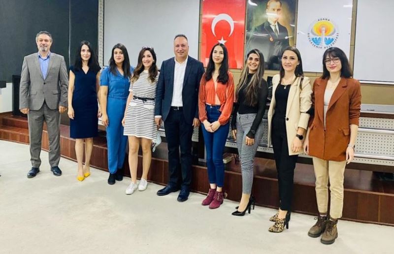 Çocuklara geleceğin dilini öğretmek için eğitim alıyorlar