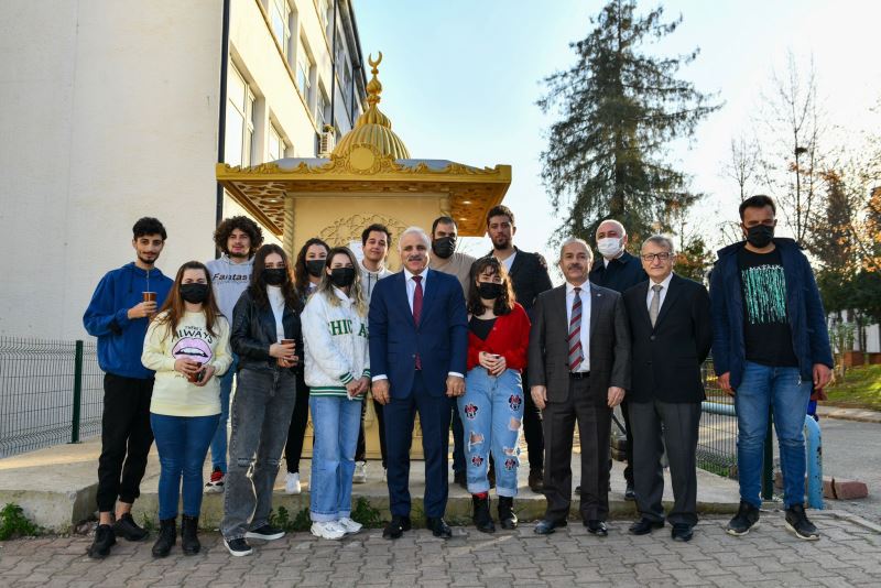 BAŞKAN ZORLUOĞLU ÜNİVERSİTE ÖĞRENCİLERİYLE BULUŞTU
