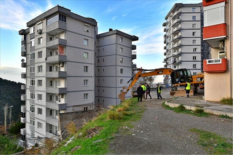 Narlıdere’de çöken istinat duvarına güvenlik önlemi