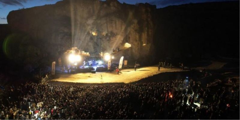 TARİHİN DERİNLİKLERİNDE GECE YOLCULARI