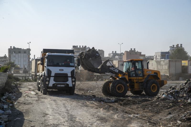 Mersin Büyükşehir, Sorumluluk Alanında Olmayan Bölgeyi İtinayla Temizliyor