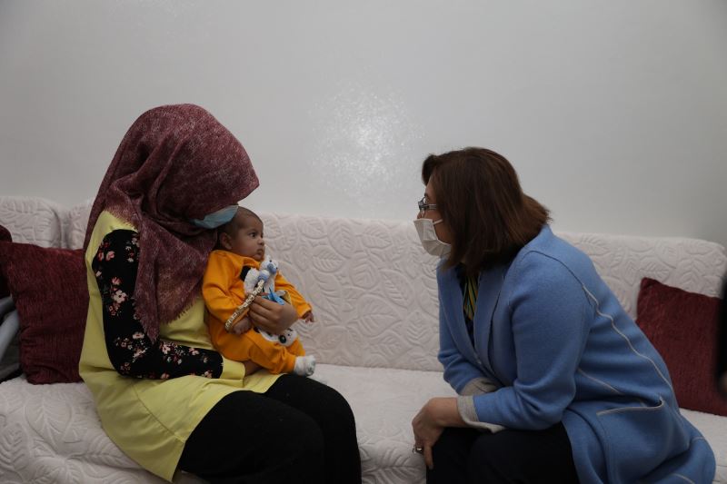 BAŞKAN ŞAHİN DARP EDİLEN 2 AYLIK BEBEĞİ ZİYARET ETTİ