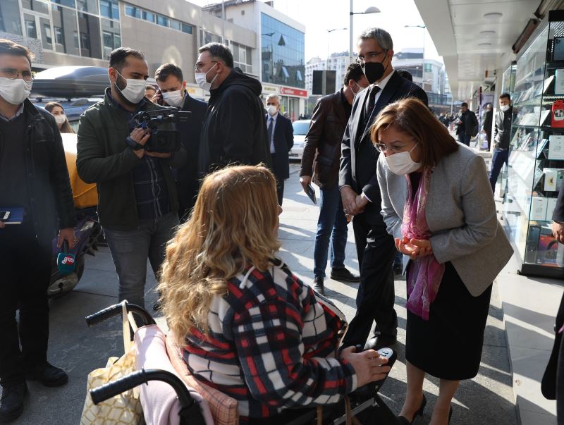 BAŞKAN ŞAHİN, TÜRK BAYRAKLARI HEDİYE ETTİĞİ ESNAFLA İSTİKLAL MARŞI’NI OKUDU!