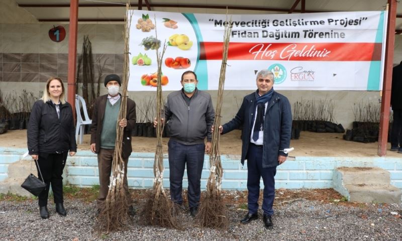 Büyükşehir 7 Bin Ceviz ve Badem Fidanı Dağıttı