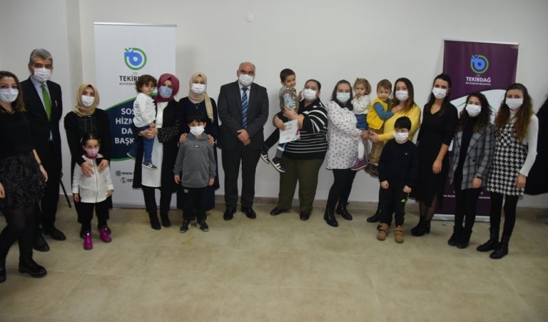 ÇOCUK ETKİNLİKLERİ GRUBU VE KADIN ÇALIŞMALARI ATÖLYELERİNİN KATILIMCILARINA KATILIM BELGELERİ VERİLDİ