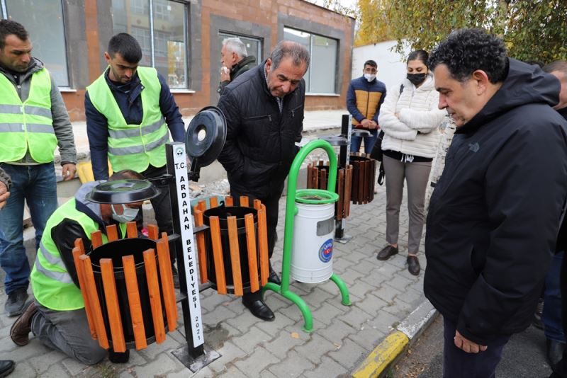 KALDIRIMLARA ÇÖP KUTULARI YERLEŞTİRİLDİ