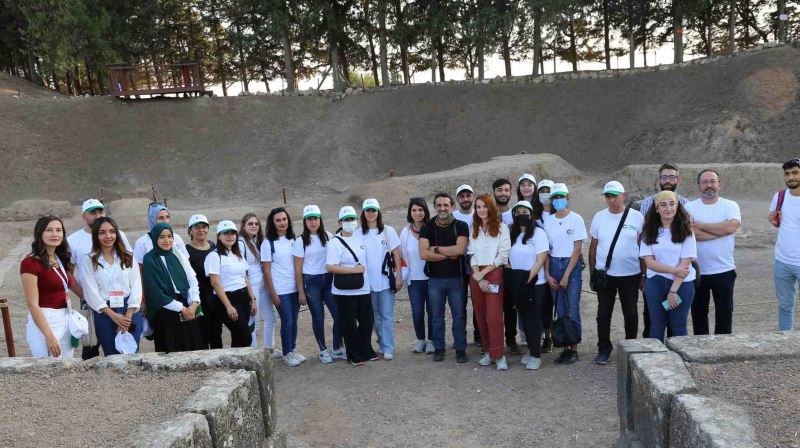 EXPO GÖNÜLLÜLERİ TELL AÇANA HÖYÜĞÜ’NÜ ZİYARET ETTİ