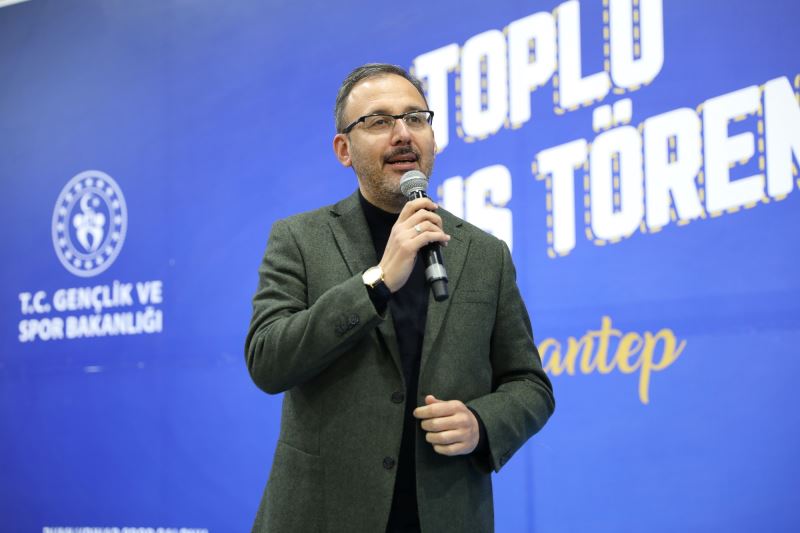 BAKAN KASAPOĞLU YENİ SPOR SALONLARININ AÇILIŞINI YAPTI