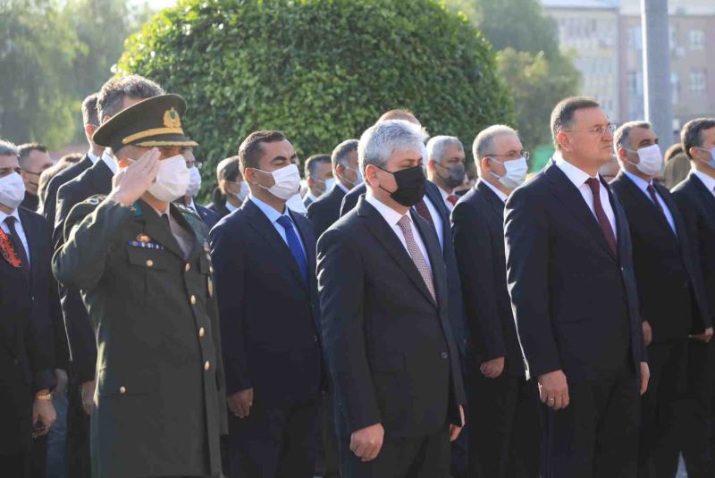 HATAYLILAR ATASINI SAYGIYLA ANDI