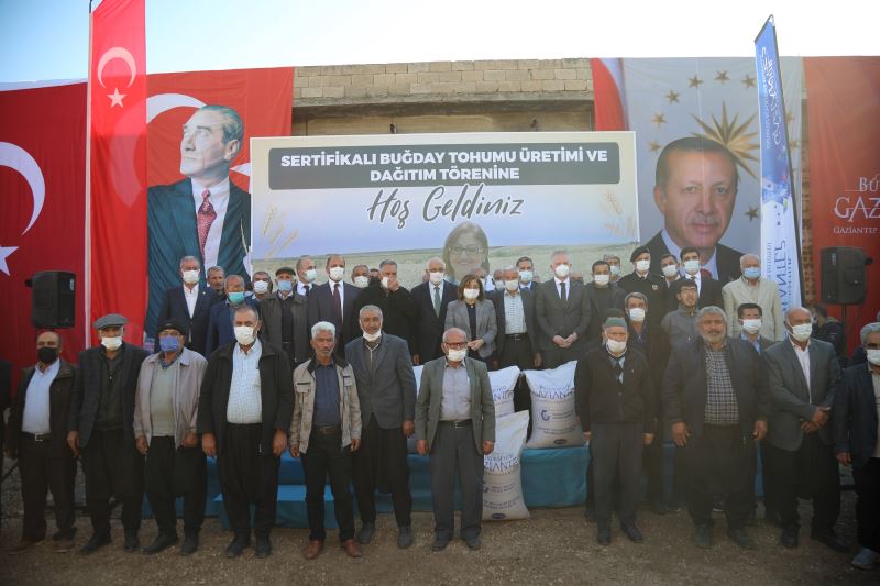 BÜYÜKŞEHİR, ARABAN ÇİFTÇİSİNE 200 TON SERTİFİKALI BUĞDAY TOHUMU DAĞITTI!