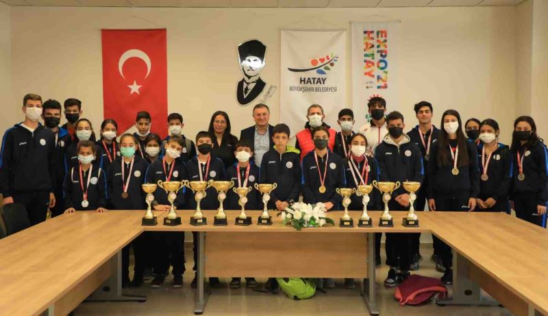 GENÇ ATLETLER BAŞARILARINI BAŞKAN SAVAŞ İLE PAYLAŞTI