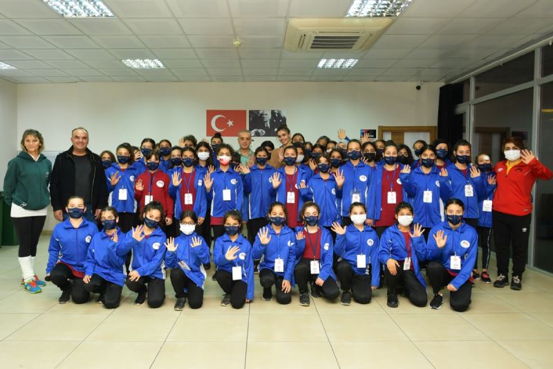 Galatasaraylı Voleybolcu Beren Yeşilırmak ‘Kır Çiçekleri’ni Ziyaret Etti