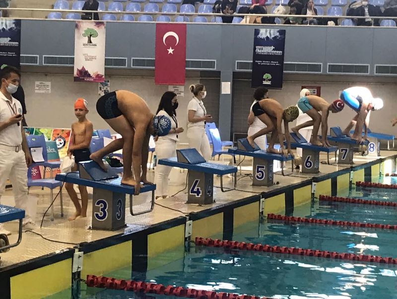 YÜZÜCÜLERİMİZ GÖZ DOLDURUYOR