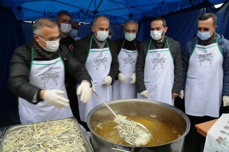 RİZE BELEDİYESİ 6. HAMSİ FESTİVALİNDE  2,5 TON HAMSİ İKRAM EDİLDİ..