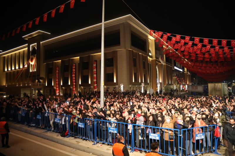 KIRAÇ VE ZEYNEP BASTIK SEVİLEN ŞARKILARIYLA GAZİ ŞEHİRLİLERİ MEST ETTİ!