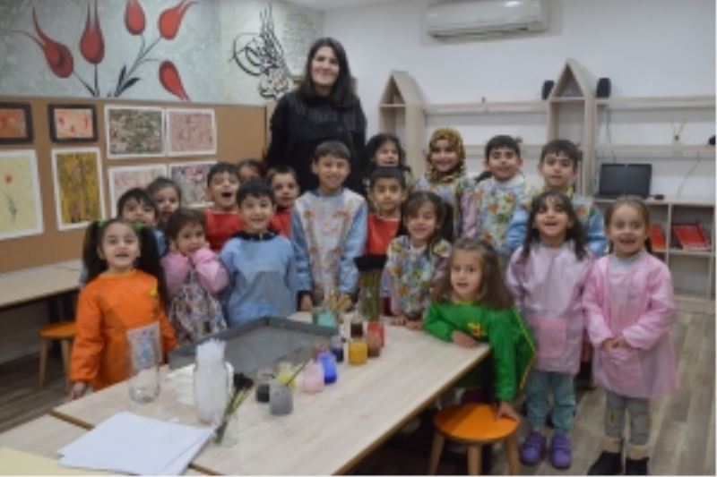 Minik eller hayallerini Ebrulara aktarıyor