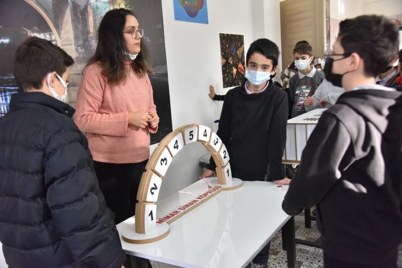 ÇOCUKLAR MATEMATİĞE DOKUNUYOR, MATEMATİK KÂBUS OLMAKTAN ÇIKIYOR!