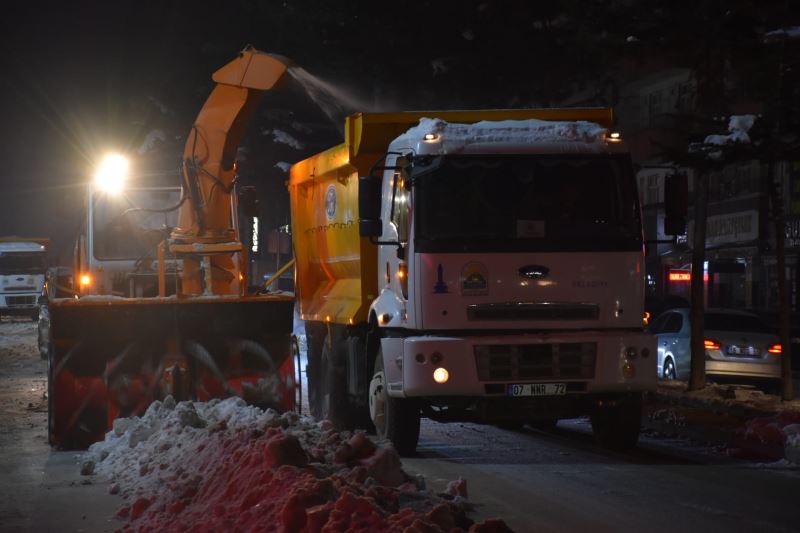 Şehir Merkezindeki Karlar Kamyonlarla Şehir Dışına Taşınıyor.