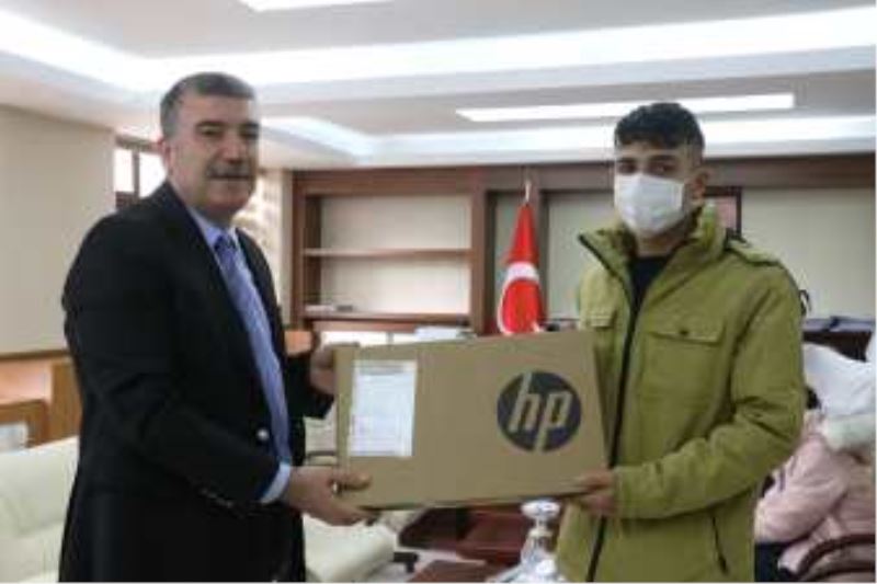 BELEDİYE’DEN ÜNİVERSİTELİ KARDEŞLERE  BİLGİSAYAR DESTEĞİ